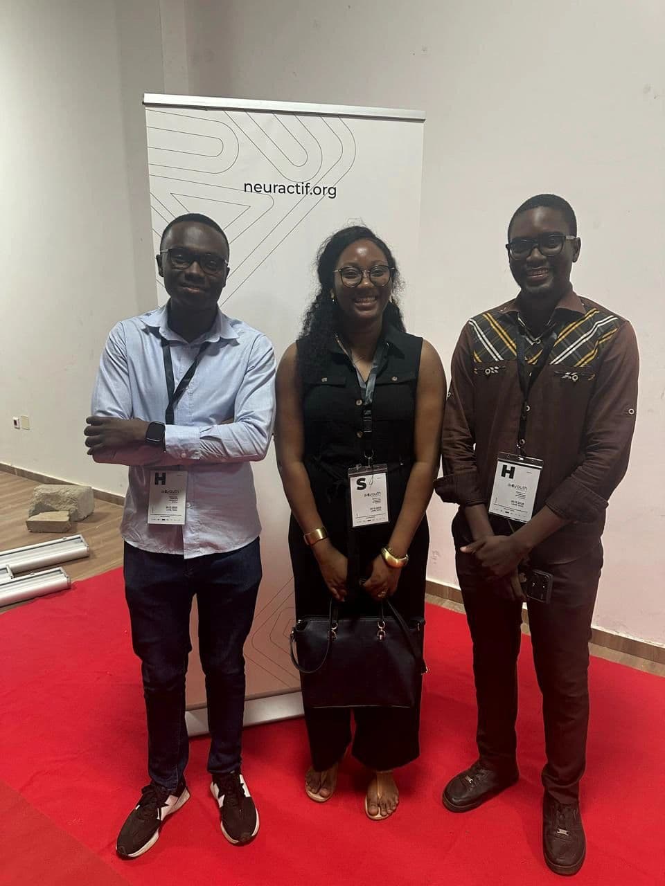 The Miabé IA team alongside Noélie Laba, beside the neuractif.org roll-up banner.